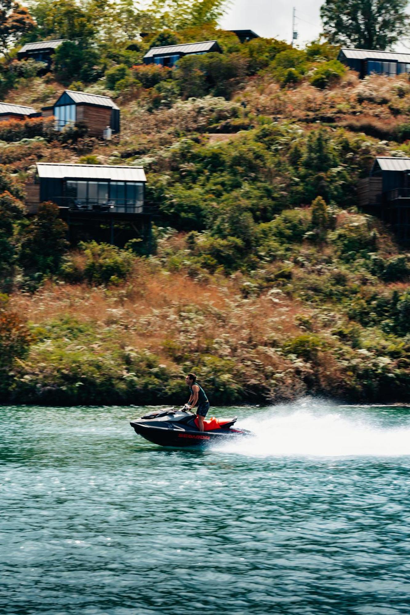 The Boato Hotel Guatape Ngoại thất bức ảnh Jet skiing on the Waikato River