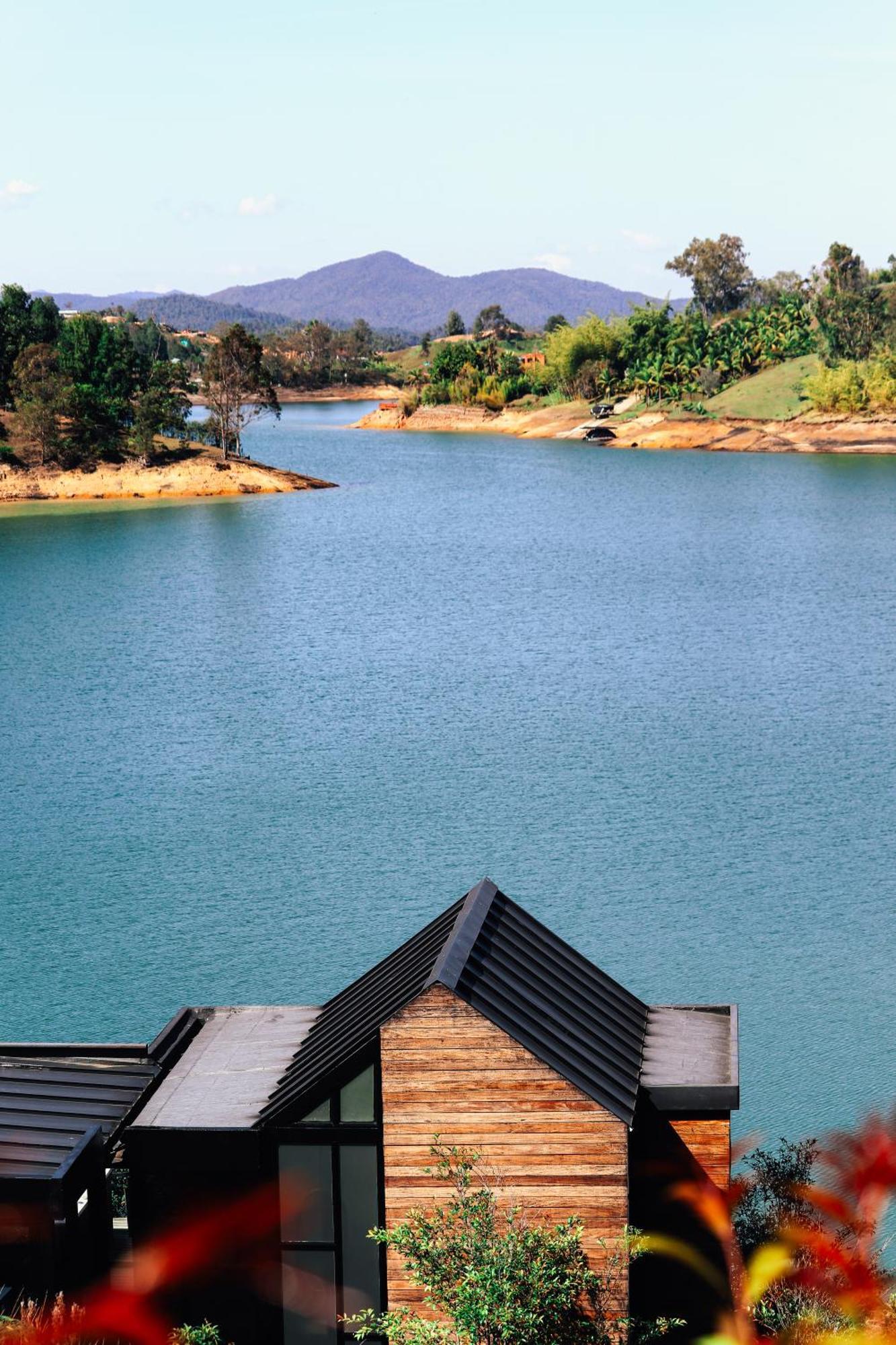 The Boato Hotel Guatape Ngoại thất bức ảnh The reservoir