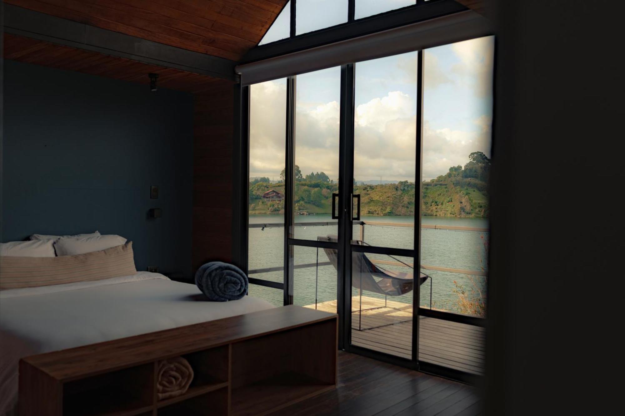 The Boato Hotel Guatape Ngoại thất bức ảnh A bedroom with a view of the river