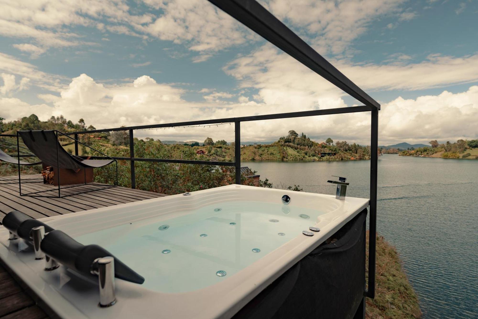 The Boato Hotel Guatape Ngoại thất bức ảnh A hot tub with a lake view