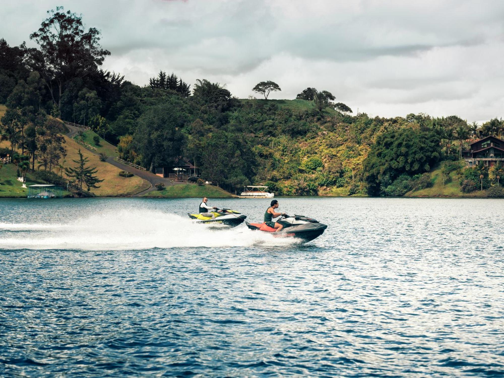The Boato Hotel Guatape Ngoại thất bức ảnh Jet skiing on Lake Awoiti