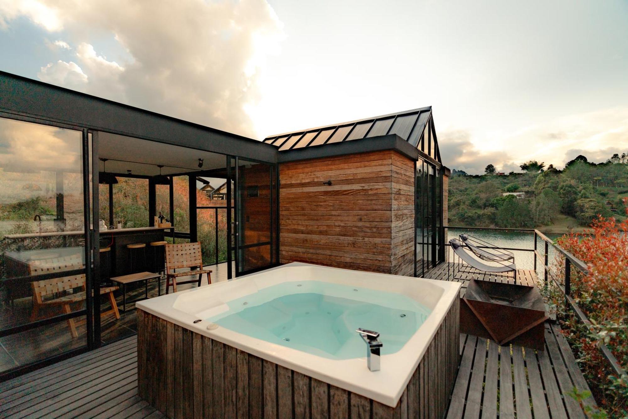 The Boato Hotel Guatape Ngoại thất bức ảnh A hot tub on a rooftop